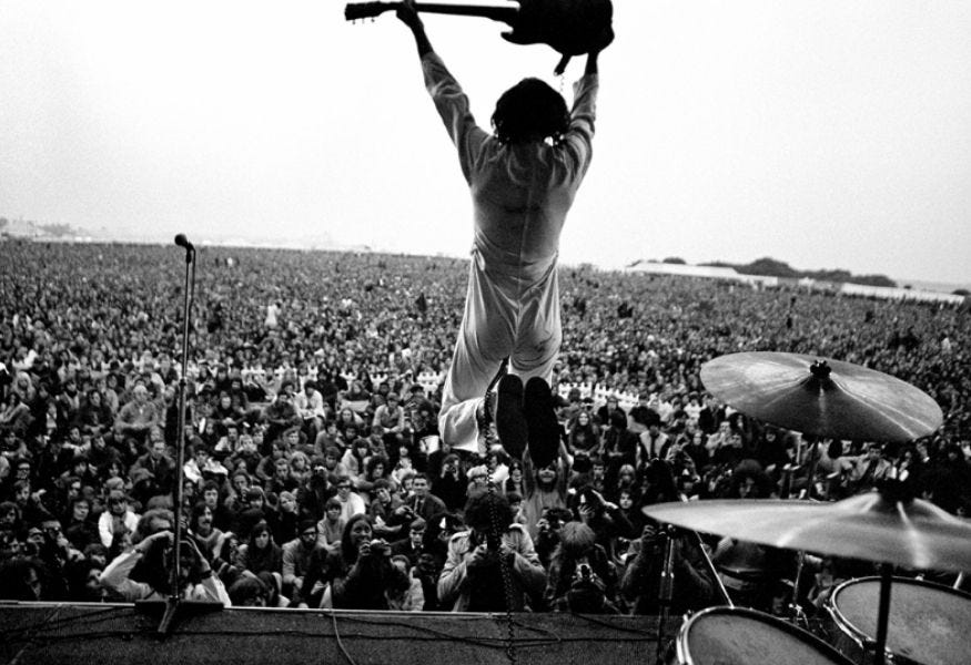 Concert, foule, homme avec guitare, rock, The Who, Angleterre, 1970