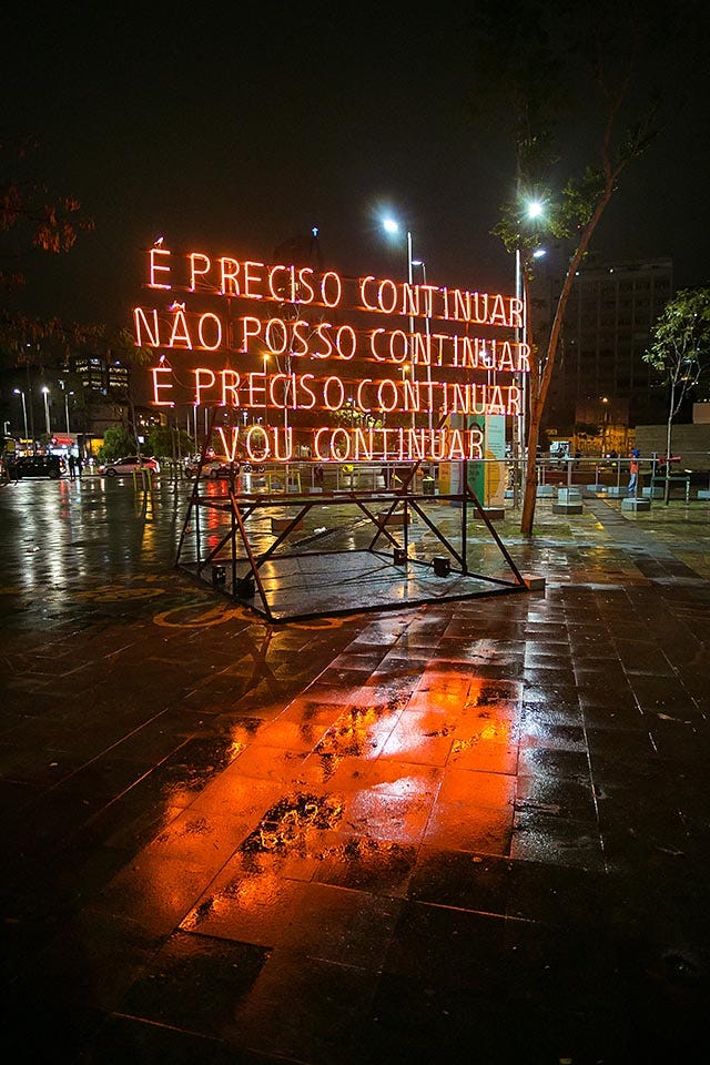 “É preciso continuar”, letreiro de Regina Parra, exposto no Largo da Batata, em São Paulo.