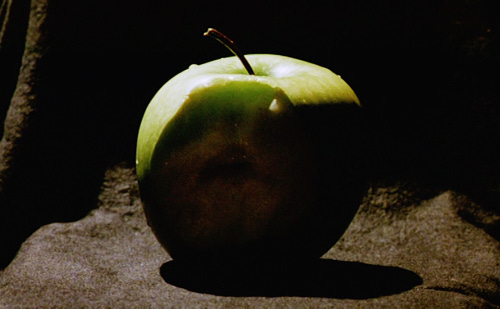 imagem da mesma maçã mordida no escuro