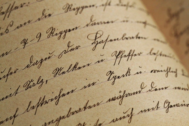 Foto de um caderno com frases escritas em letra cursiva super elegante