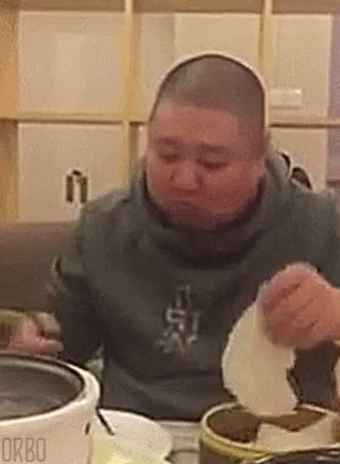 gifje van een man die heel veel chinese dumplings eet