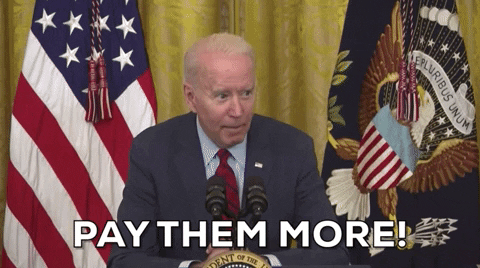 Biden diciendo: Pay them more! (pagadles más)