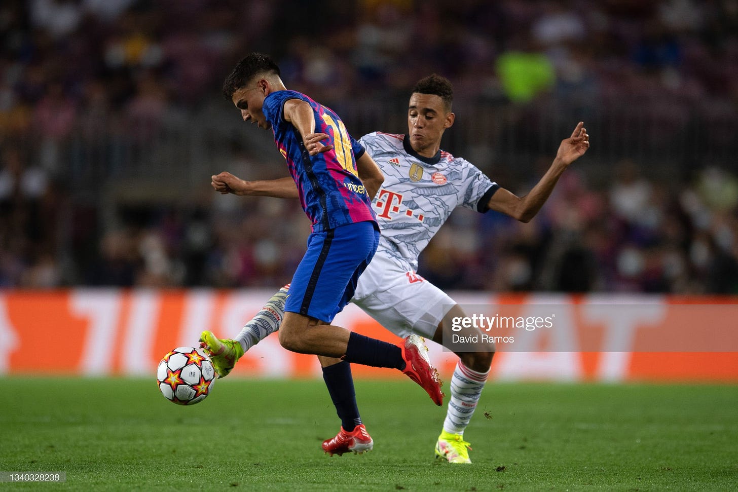 Pedri of Barcelona is challenged by Jamal Musiala of Bayern Munich...  Nieuwsfoto's - Getty Images