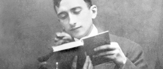 Francois Mauriac (1885-1970) lisant.
