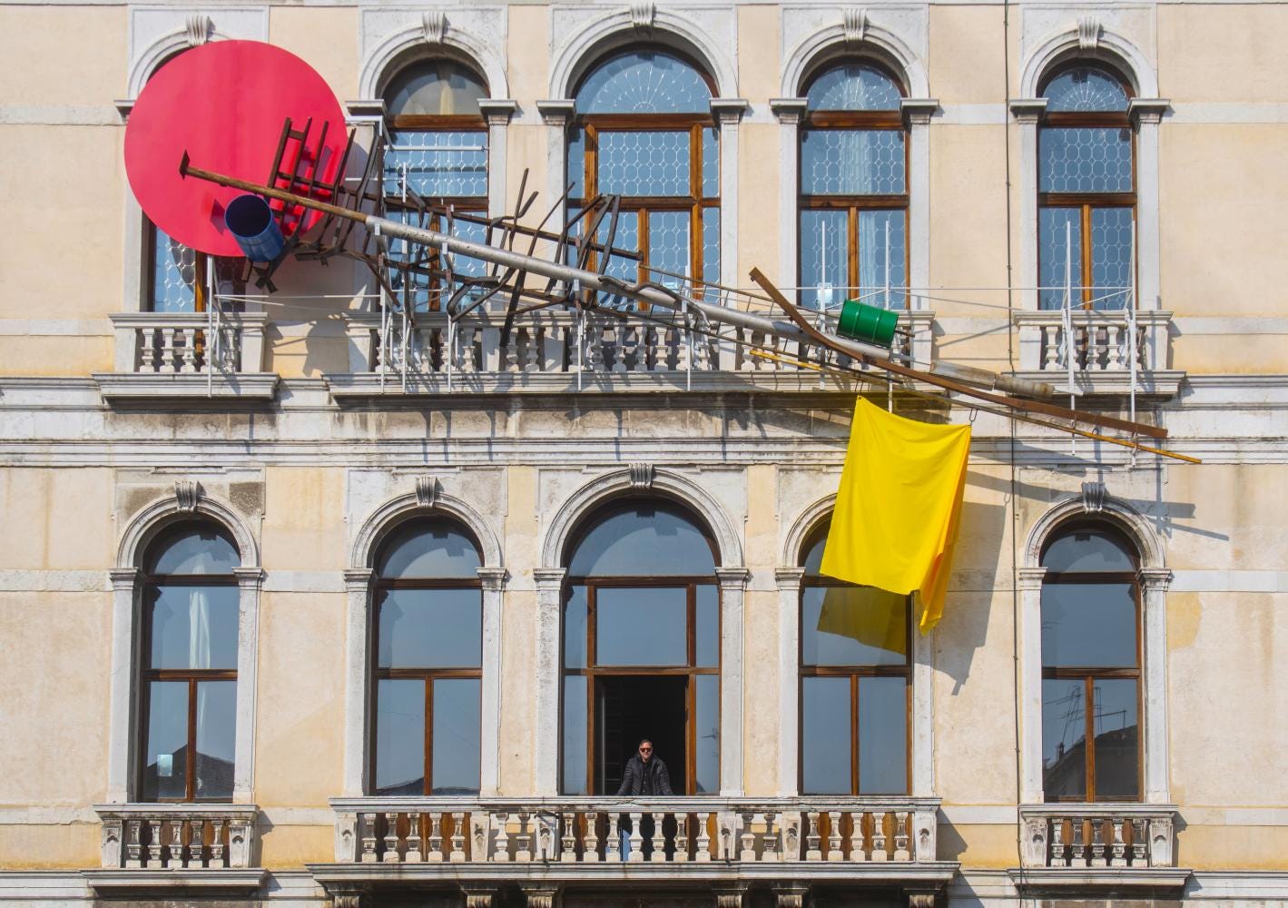 Abwehrzauber: Sterling Rubys Fassadeskulptur am venezianischen Palazzo Diedo