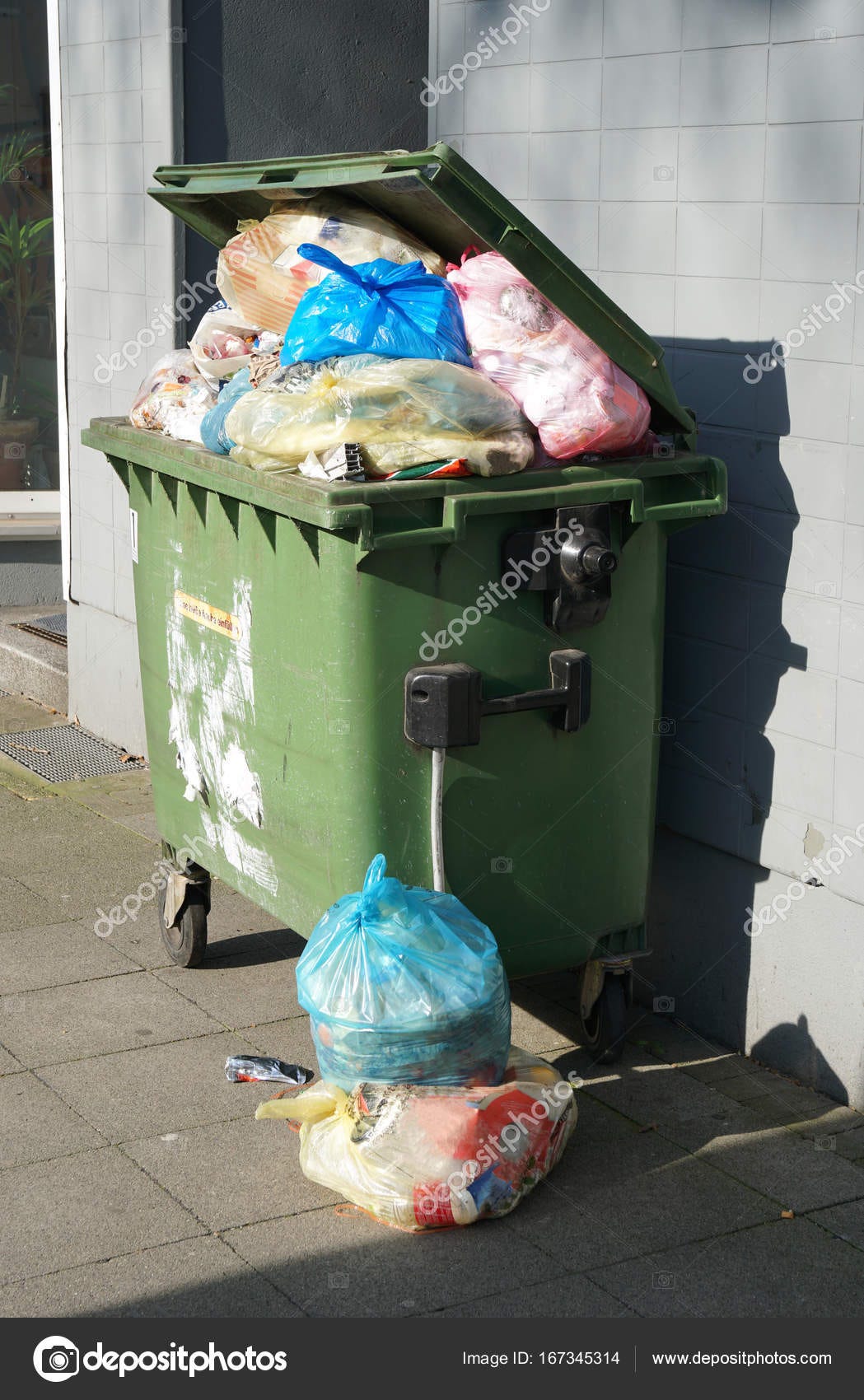 Overflowing trash can Stock Photos, Royalty Free Overflowing trash can  Images | Depositphotos