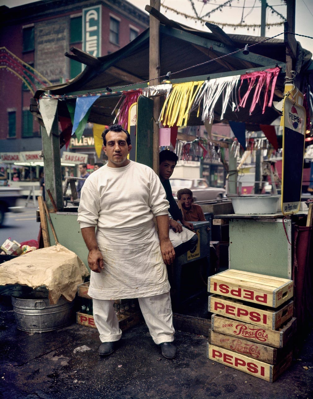 Hotdog stand, 1963, New York - Evelyn Hofer