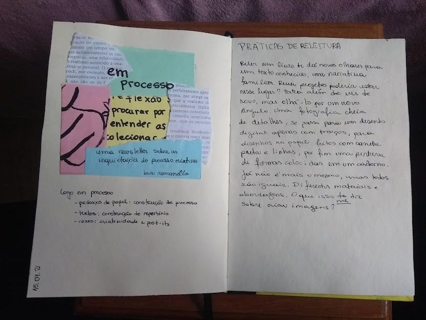 Foto vista de cima de um caderno sem pauta. Na página da esquerda, uma colagem de papéis coloridos, páginas de livro e desenhos em tinta preta. Na página da direita, um texto escrito a mão em caneta preta.