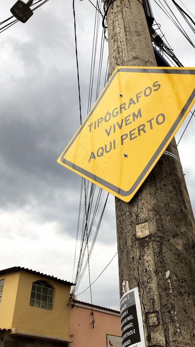 Placa "Tipógrafos vivem aqui perto", no bairro Santa Efigênia, em Belo Horizonte.