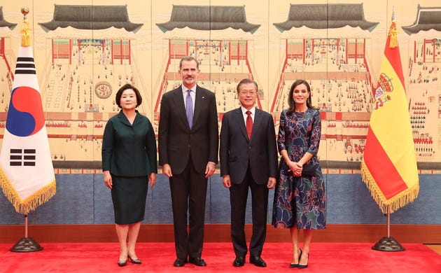 His Majesties the Kings together with the President of Korea, Moon Jae-in and the First Lady of the Republic of Korea, Kim Jung-sook, after the reception ofi