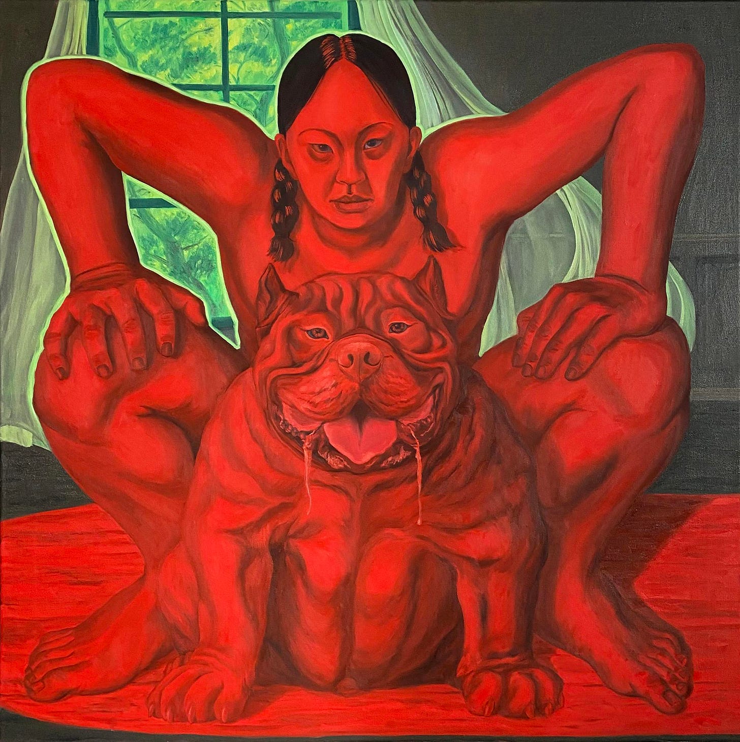 Pintura de uma mulher de feições asiáticas, tranças e totalmente nua agachada atrás de um buldogue musculoso, de boca aberta e baba escorrendo. As duas figuras são de um vermelho intenso, enquanto ao fundo esvoaçam as cortinas de uma janela que emite uma luz verde neon