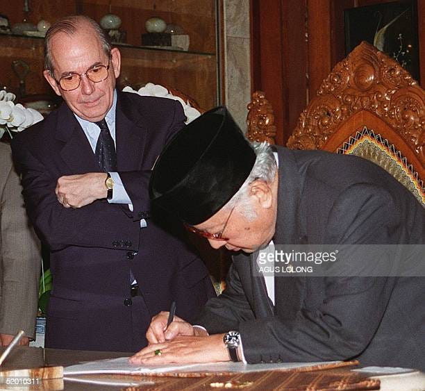 Indonesian President Suharto signs a new letter of agreement as... News  Photo - Getty Images