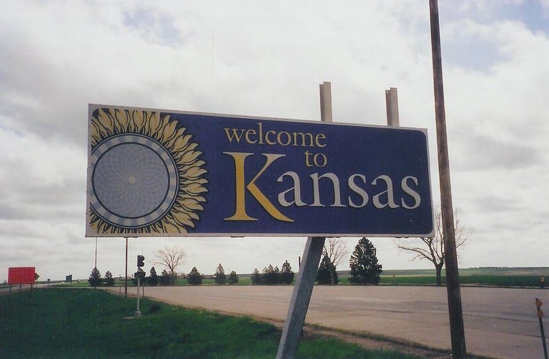 Cartel que dice bienvenidos a Kansas