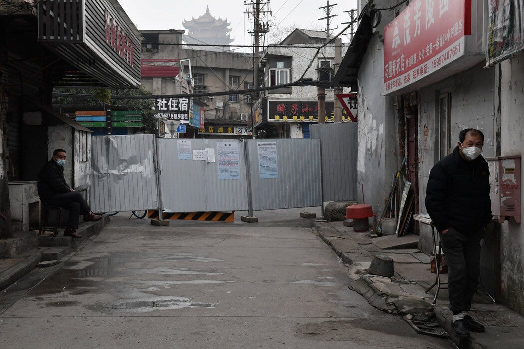 2月下旬，武汉黄鹤楼附近的一条小巷里的市民。 张展是疫情初期一大批奔赴武汉的记者之一，他们之中有专业人士也有业余人士。