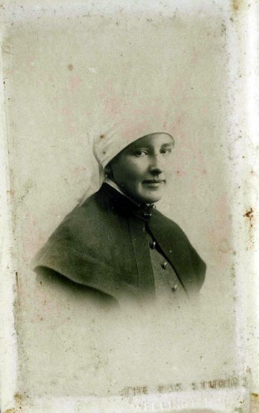 edith_thompson_portrait_in_uniform