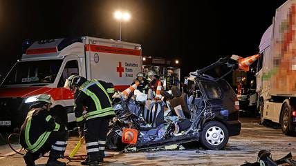 Four people died in a serious traffic accident on Sunday night in the Osnabrück district.