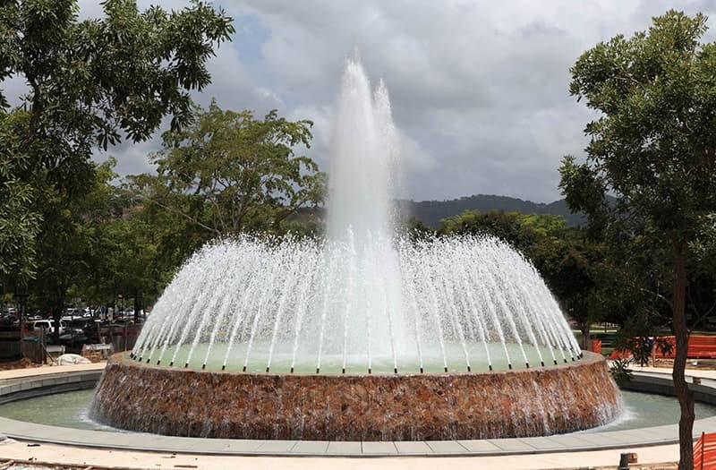 A photo of a large urban water fountain. 