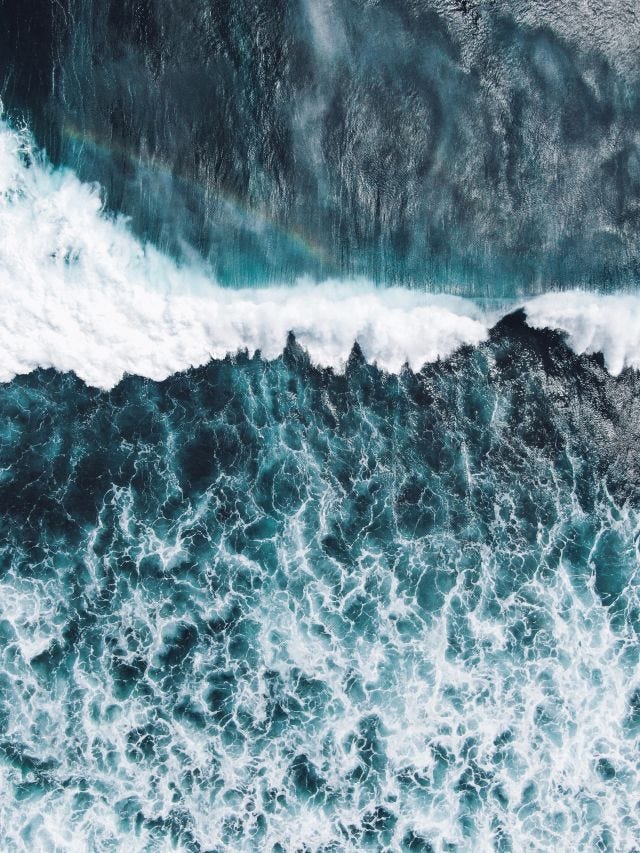 Foto de un mar y arcoiris