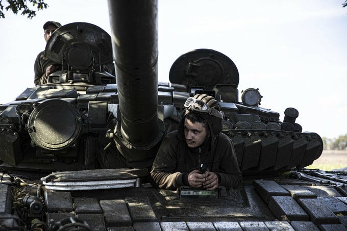 Binh sĩ Ukraine tuần tra tại một khu vực lực lượng này tái kiểm soát ở biên giới Kherson hôm 7/10. Ảnh: AFP.