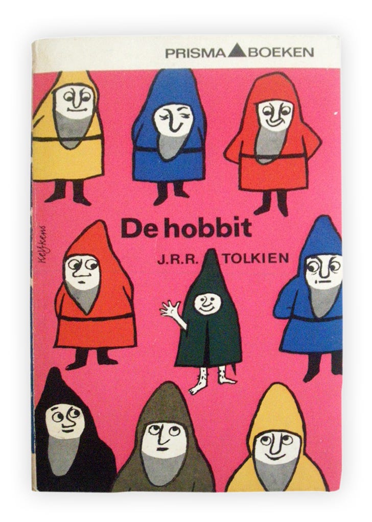 Copertina dell'edizione olandese de Lo Hobbit del 1960, edito da Prisma Boeken. La copertina è rosa acceso, con nove figure vestite con tuniche colorate e cappellini a punta abbinati. Tutte le figure, tranne quella al centro, hanno lunghe barbe e appaiono leggermente arrabbiati. La figura al centro è interamente vestita di verde e ha la mano sollevata a salutare e sorride.