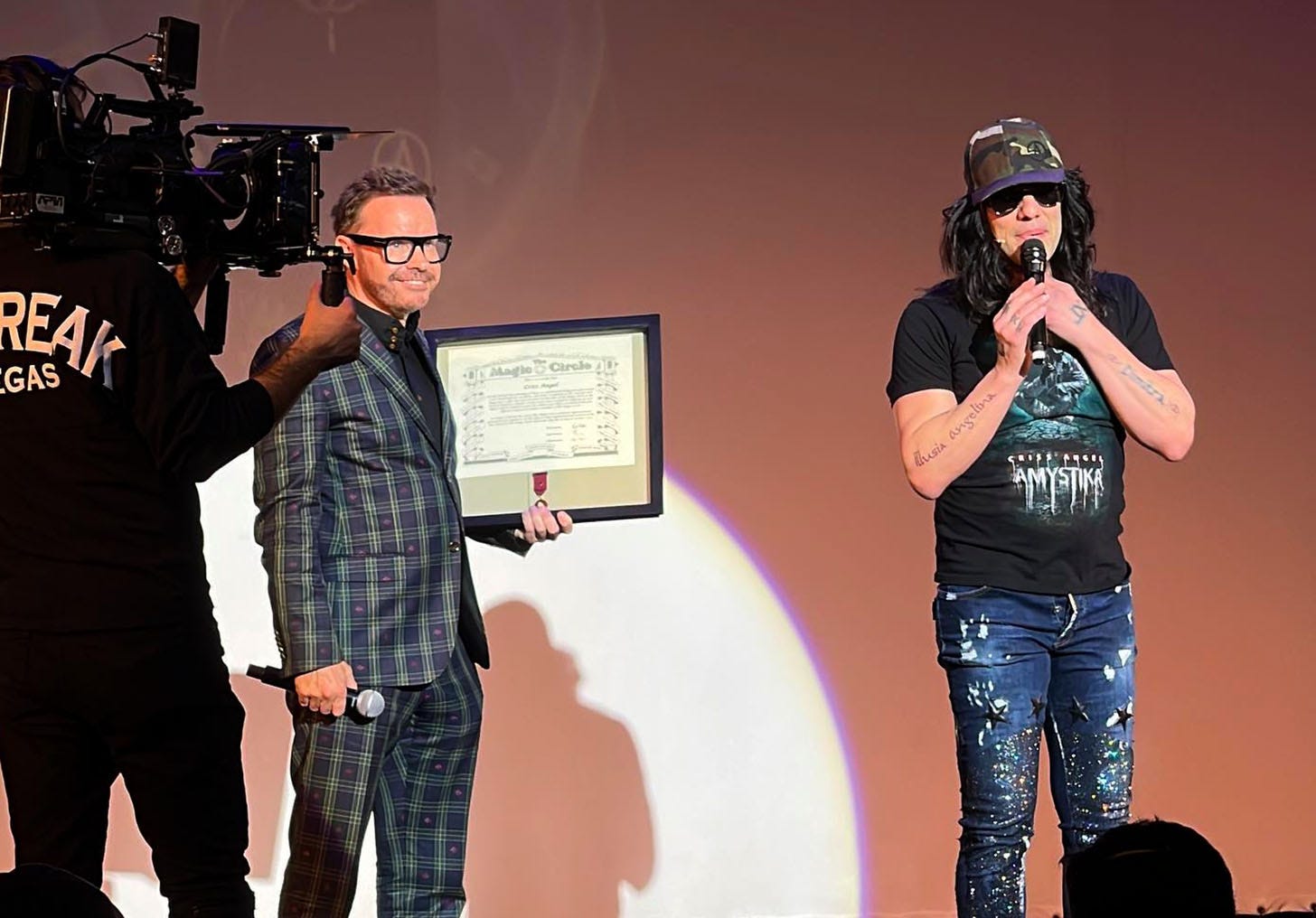 Criss Angel Accepts Magic Circle Award from David Penn