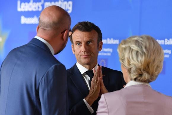 Le président du Conseil européen Charles Michel, le président français Emmanuel Macron et la présidente de la Commission européenne Ursula von der Leyen à la réunion des dirigeants de l'UE et des Balkans occidentaux, le 23 juin 2022 à Bruxelles.