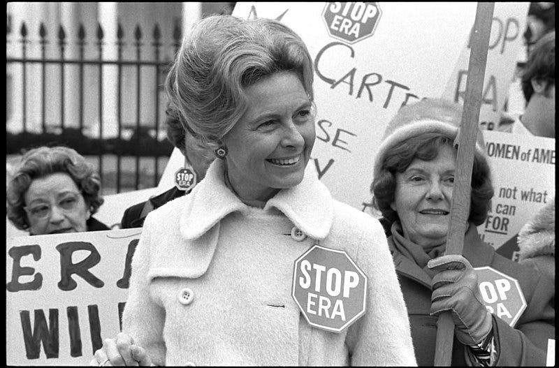 File:Activist Phyllis Schafly wearing a "Stop ERA" badge, demonstrating with other women against the Equal Rights Amendment in front of the White House, Washington, D.C. (42219314092).jpg