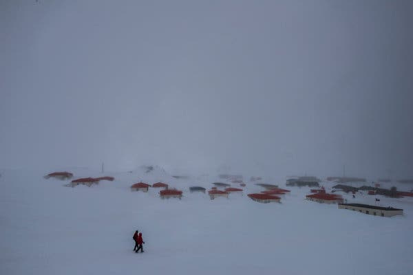 Chilean Air Force families live in small homes in Villa Las Estrellas, while researchers stay at the spartan lodging operated by the Chilean Antarctic Institute, sleeping in bunk beds not unlike those found on an aircraft carrier.