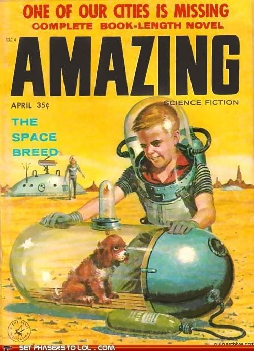 Capa de uma revista antiga de ficção científica, com um garoto loiro vestido de astronauta em um cenário desértico que sugere ser outro planeta. Ele sorri para seu cachorrinho preso dentro de uma cápsula de vidro ligado a um tubo de oxigênio. Ao fundo, uma casa futurista cheia de antenas e um adulto vestido de astronauta saindo de lá com um balde na mão