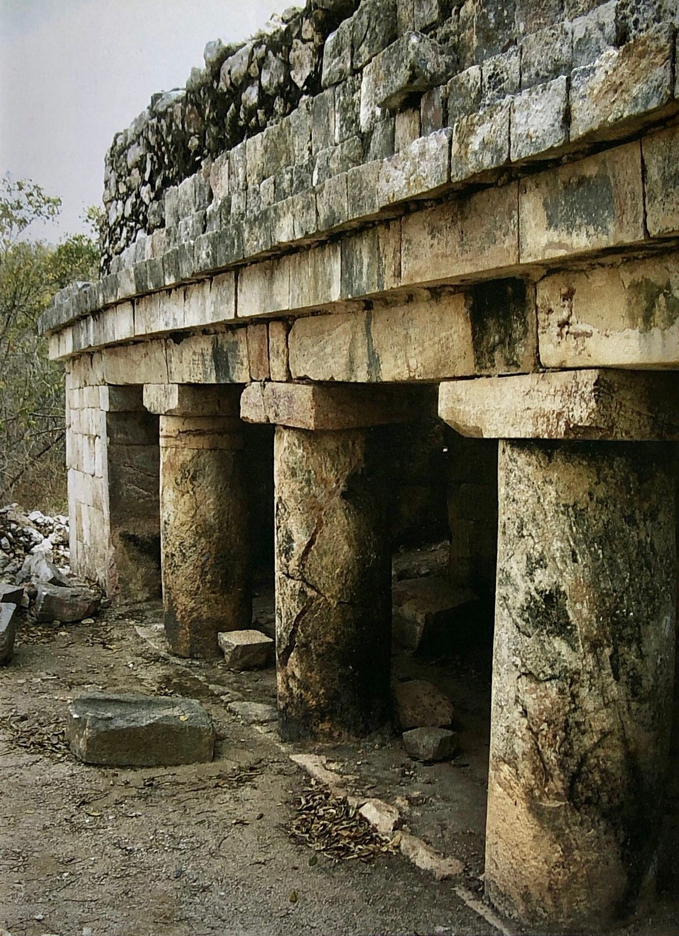 This archaeological site belongs to the ancient city of Xcalumkín, from where most of the people who founded Hecelchakán were said to come from. The place is open to the public. 