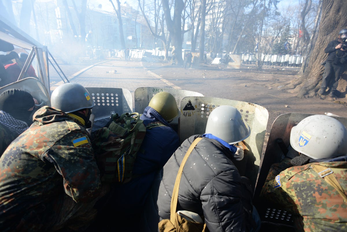 File:Barricade line separating interior troops and protesters seen as the  conflict develops. Clashes in Kyiv, Ukraine. Events of February 18,  2014.jpg - Wikimedia Commons