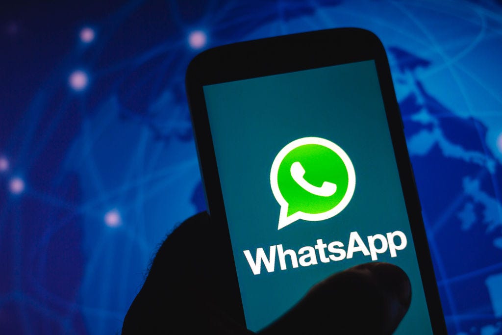 WhatsApp shown on a smartphone (Rafael Henrique / Getty Images)