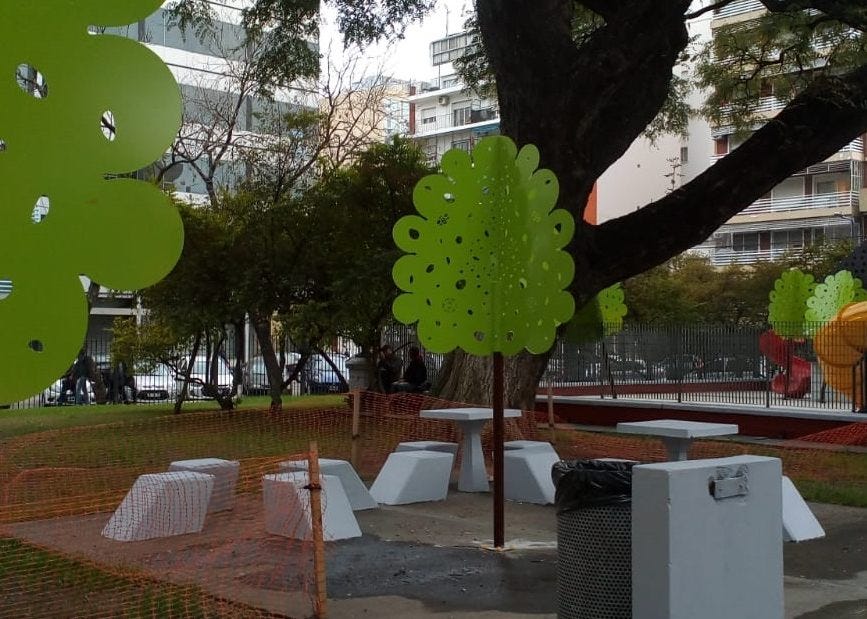 Polémica por los "árboles de metal" en CABA: exigen que el Gobierno porteño  elimine la vegetación artificial de las plazas - El Economista