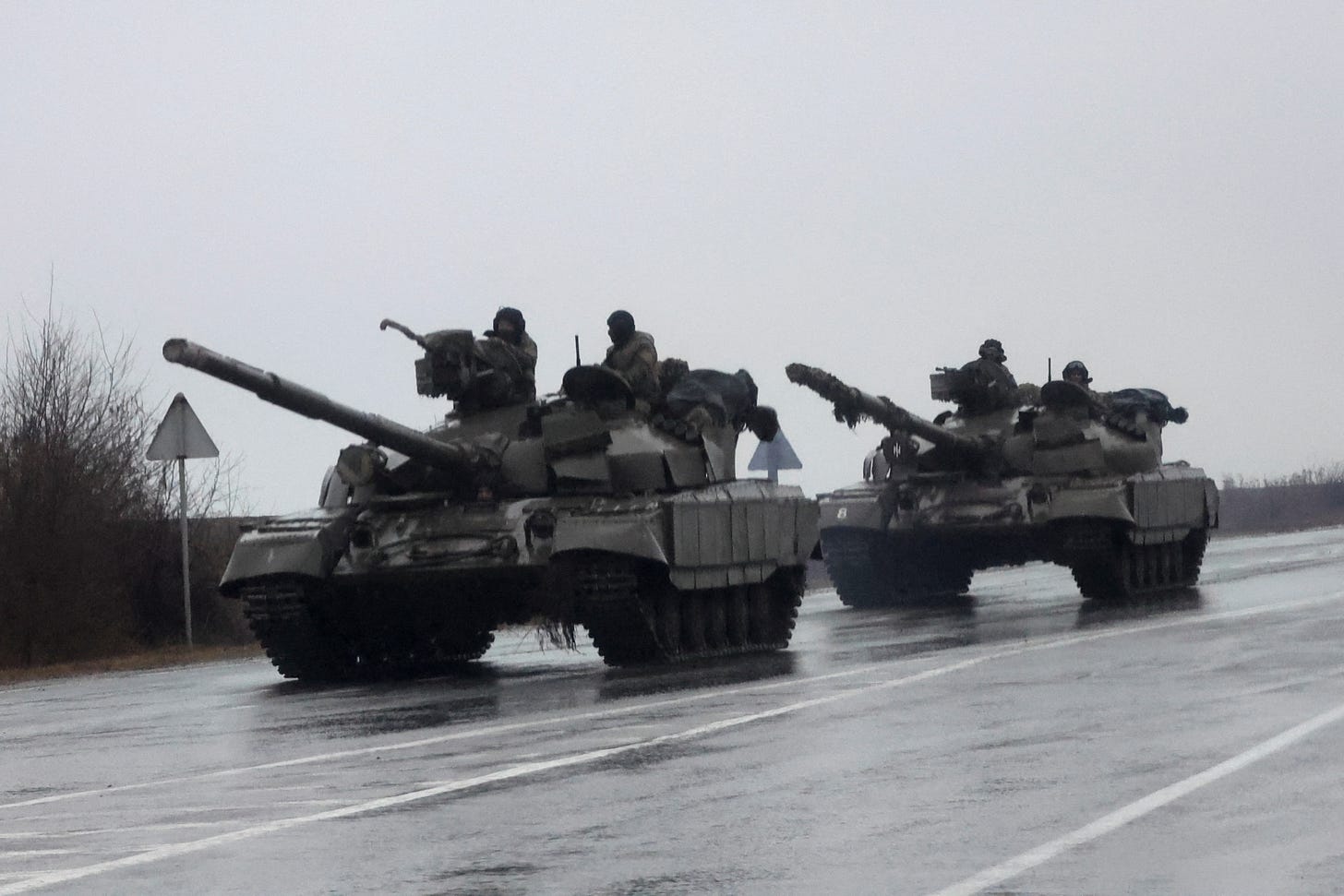 Tanks move into the city of Mariupol