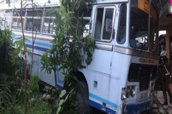 பஸ்ஸின் சாரதி திடீர் மாரப்படைப்பினால் மரணம்; கட்டுப்பாட்டை இழந்த பஸ்ஸின் நிலை! | Bus Driver Dies Due To Sudden Cardiac Arrest