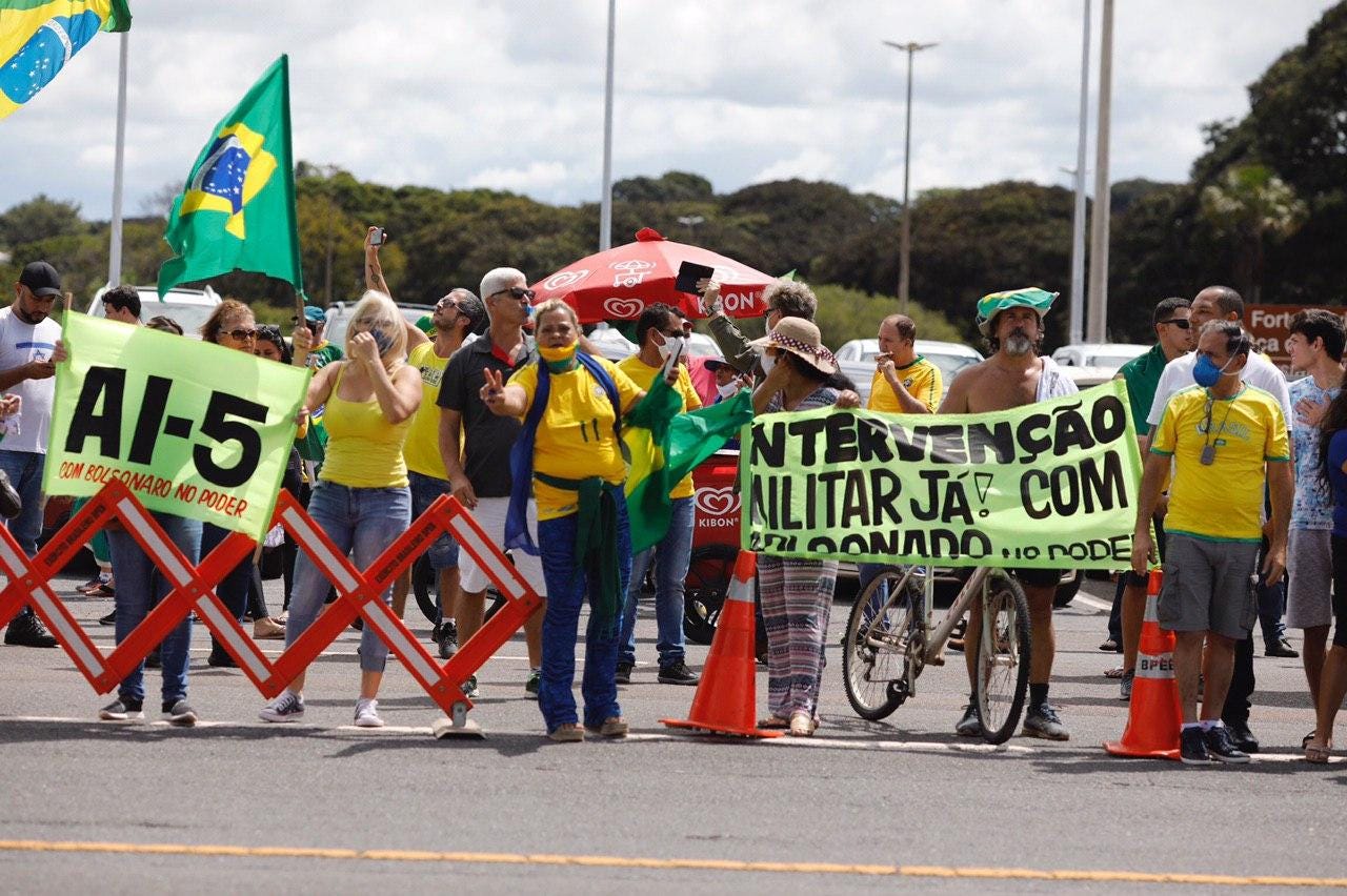 Congressistas e personalidades criticam Bolsonaro por ato a favor do AI-5