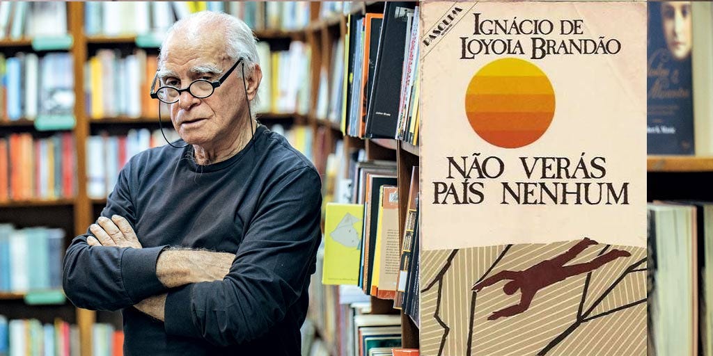 Montagem com foto de Ignácio de Loyola Brandão de braços cruzados em uma biblioteca e a capa de Não Verás País Nenhum
