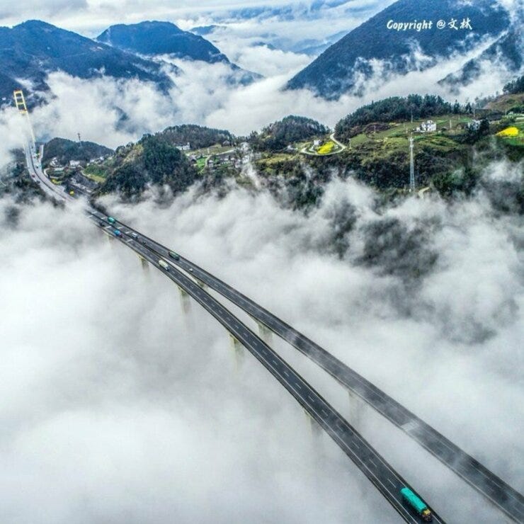 Mega infraestructura de China   El puente Siduhe de 1.222 metros de largo en medio de la niebla en Enshi, provincia central china de Hubei