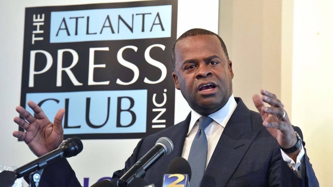 Kasim Reed starts with a 'hug' for press – then ends with a hammer