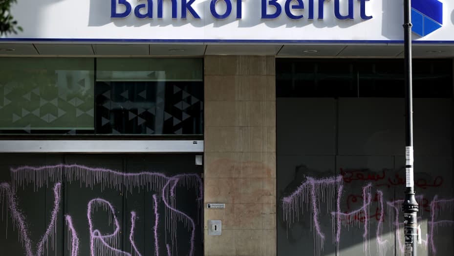 2020年5月18日、レバノンの首都にあるベイルート銀行の要塞化された地方支店のファサードを覆う「VIRUS」と「THIEF」の落書き。