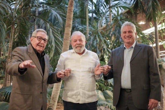 O atual presidente Miguel Díaz-Canel, Lula e o ex-presidente e 1º secretário do Partido Comunista de Cuba, Raúl Castro. -  (crédito: Reprodução / Instagram)