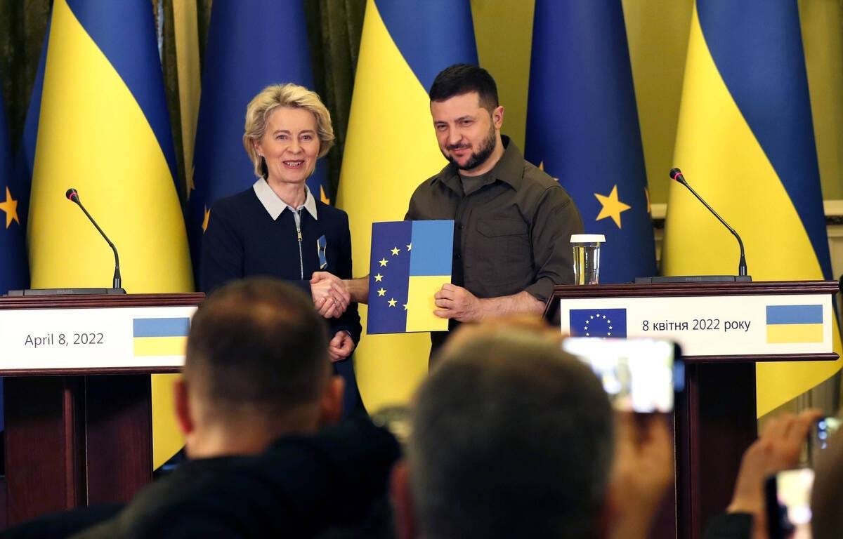 Guerre en Ukraine: Ursula von der Leyen remet à Zelensky les documents pour  faire une demande d'adhésion à l'UE…