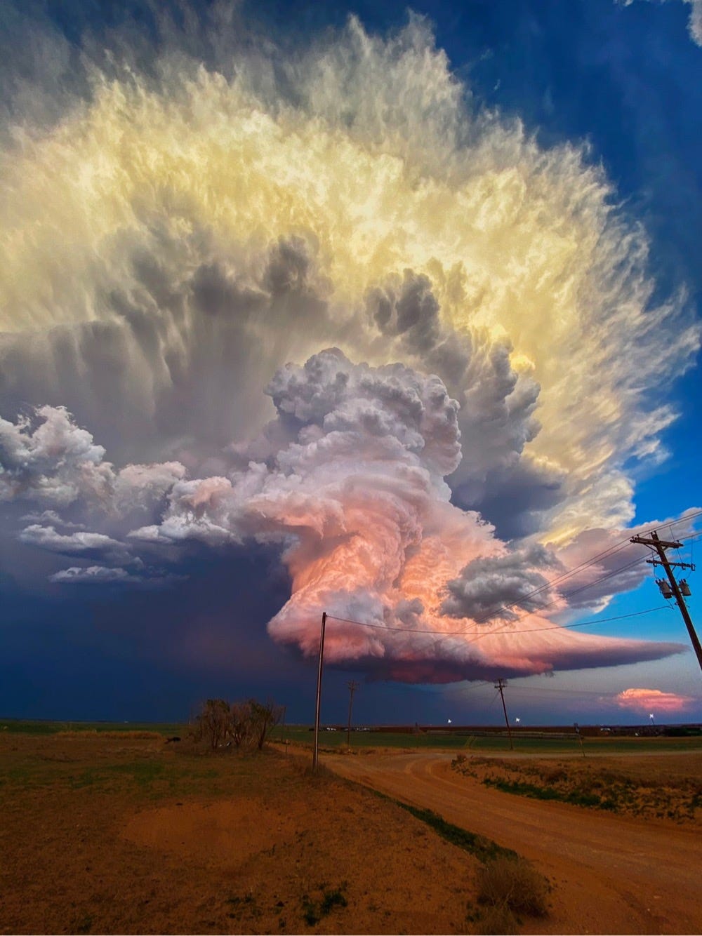 A gobsmacking.photo of a sunset thundercloud. Daaaaaang.