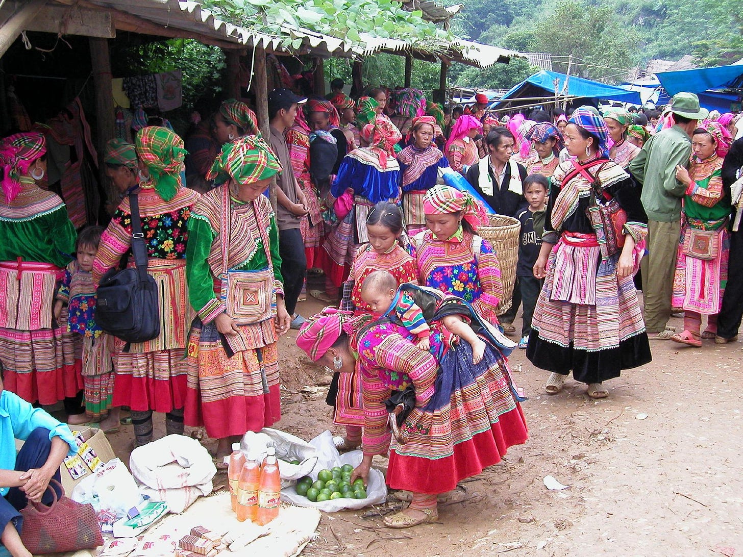 https://upload.wikimedia.org/wikipedia/commons/5/5d/Flower_Hmong_women_-_Flickr_-_exfordy_%283%29.jpg