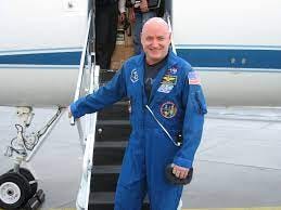 Scott Kelly on Twitter: "Back to #Earth last night. Today I head back home!  Stretching my space legs on my first refuel stop. #YearInSpace  https://t.co/pCJea2LfeR" / Twitter