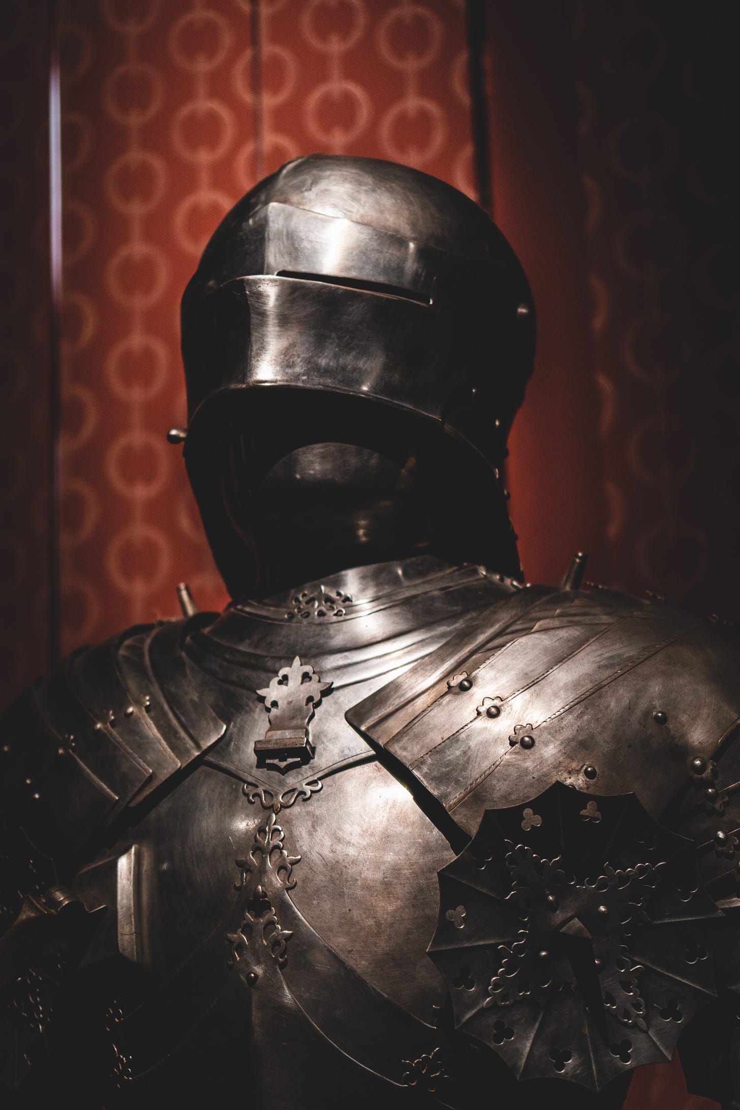 Closed helmet and breast plate of a suit of armour
