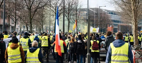 Grande foule de personnes Gilets jaunes de rue français protestent Images De Stock Libres De Droits