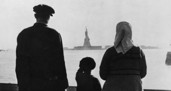 44 Powerful Photos Of Ellis Island Immigrants Who Risked It All To Come To  America
