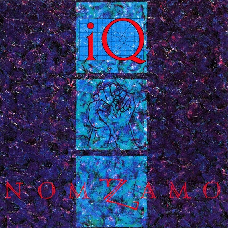 Pochette de disque, frise avec mains croisées sur fond bleu et tissu mauve, IQ, Angleterre