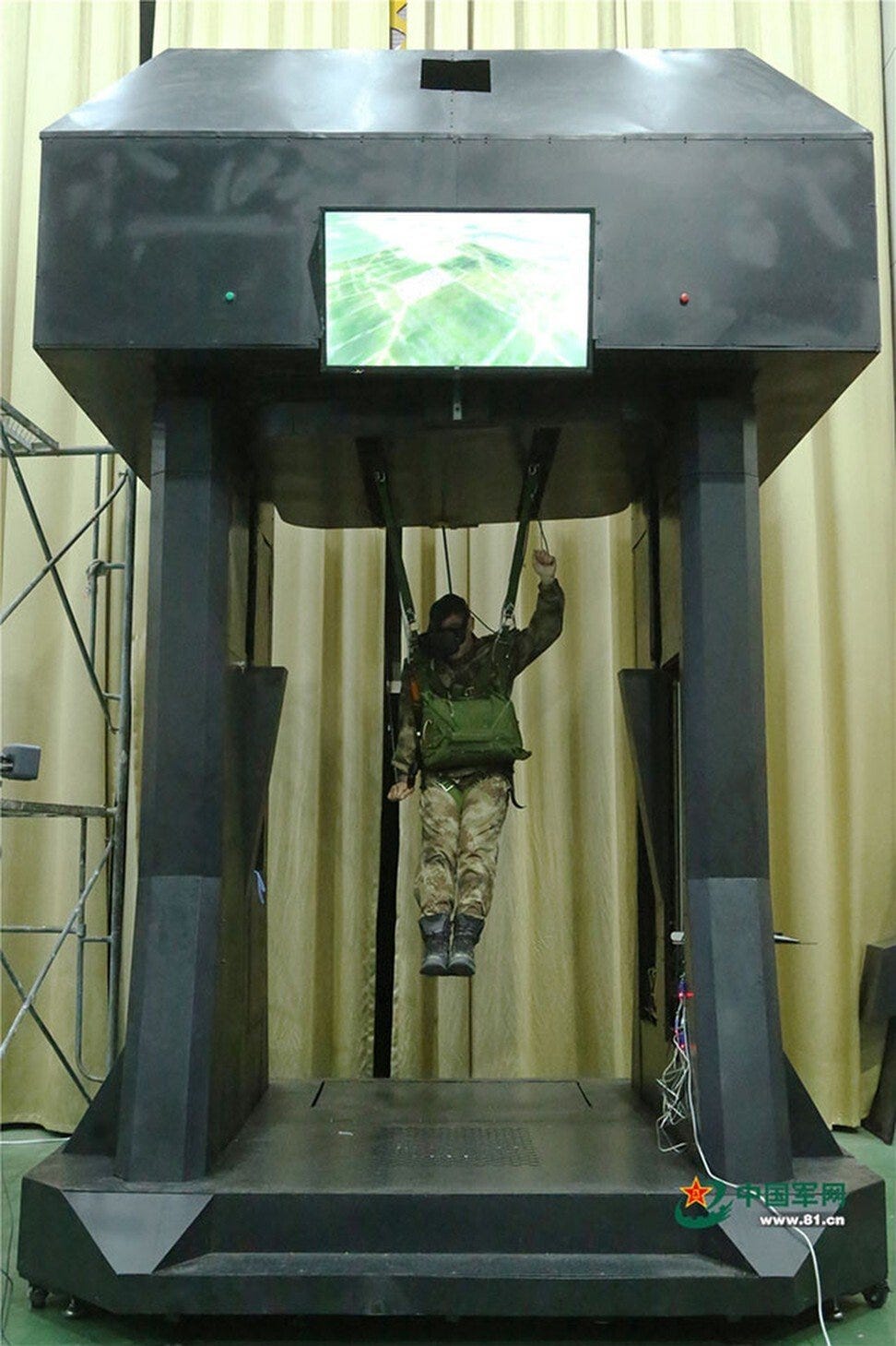 Paratroopers undergo parachute training using virtual reality. Photo: PLA Daily